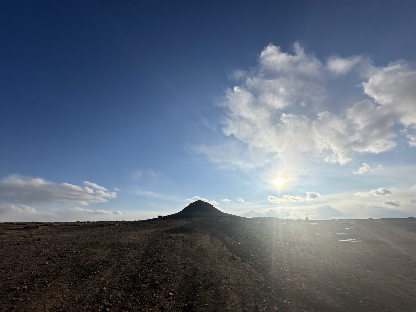 低太阳照亮乌兰察布火山群的黑色锥形山体
